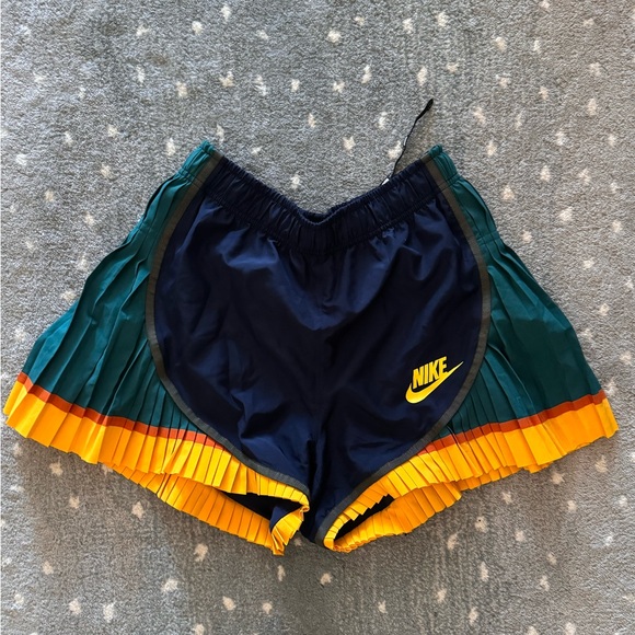 SOLD - Nike Sacai pleated running tempo shorts - Picture 2 of 2